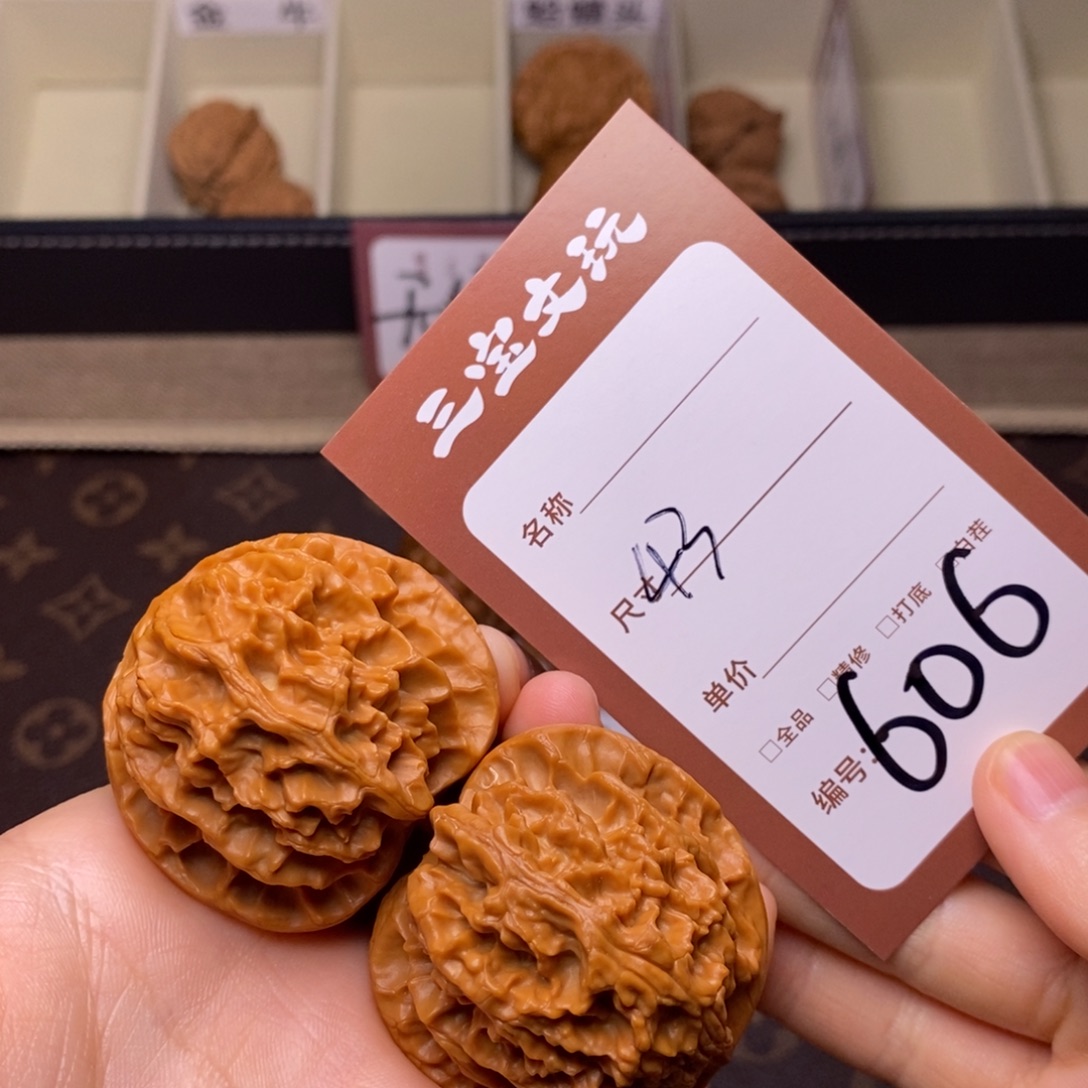 文玩核桃把件43苹果606。  