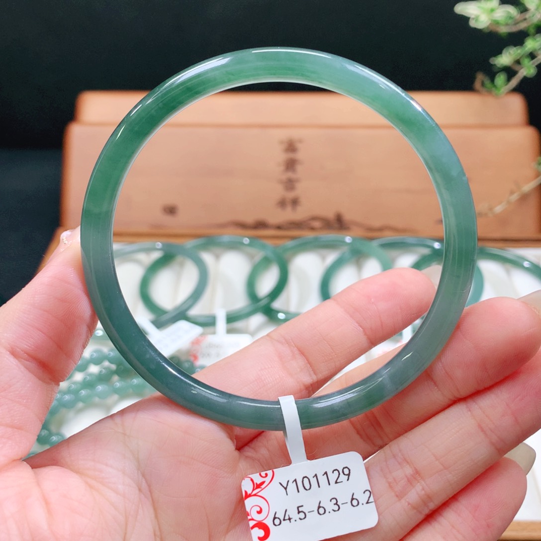 翡翠手镯未镶嵌天然