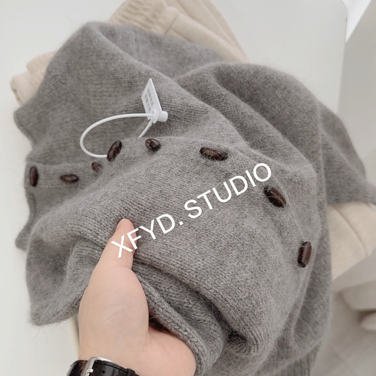 小朵家   ins穿搭#高级橄榄木扣 设计感半领软糯长袖毛衣