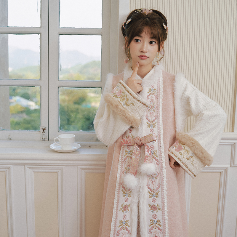 十三余小豆蔻儿[桃间雪]2025冬季甜美刺绣比甲针织提花半裙套装