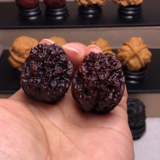 文玩核桃把件七彩金麒麟地闷31