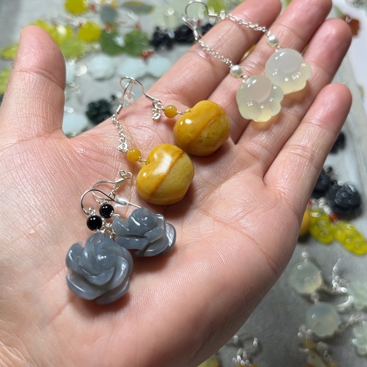 蛇纹石玉未镶嵌耳饰