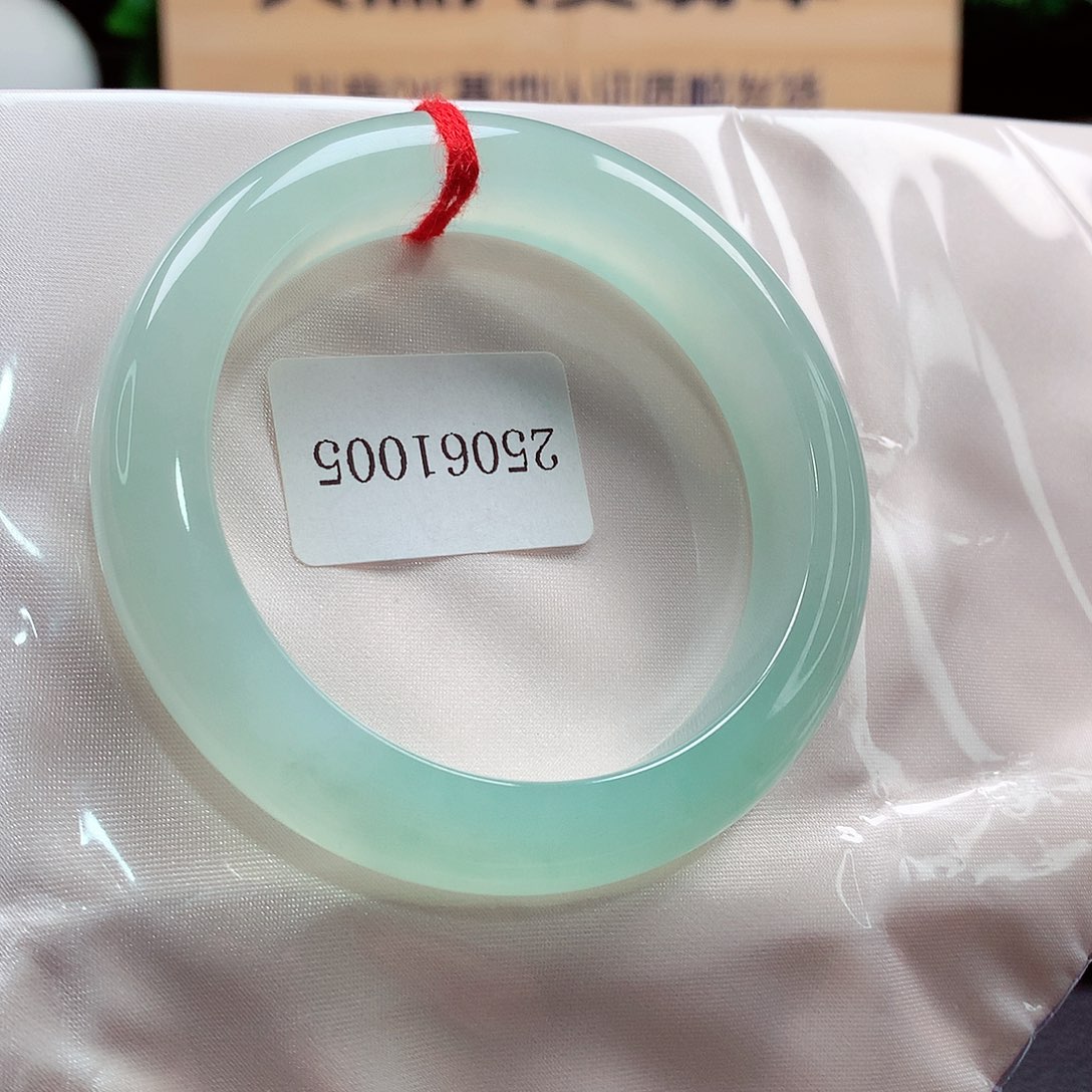 未镶嵌手镯翡翠92号，青提葡萄肉，毕业底妆