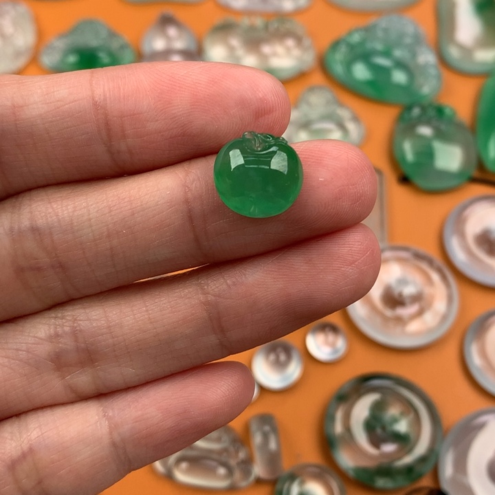 翡翠挂件未镶嵌….