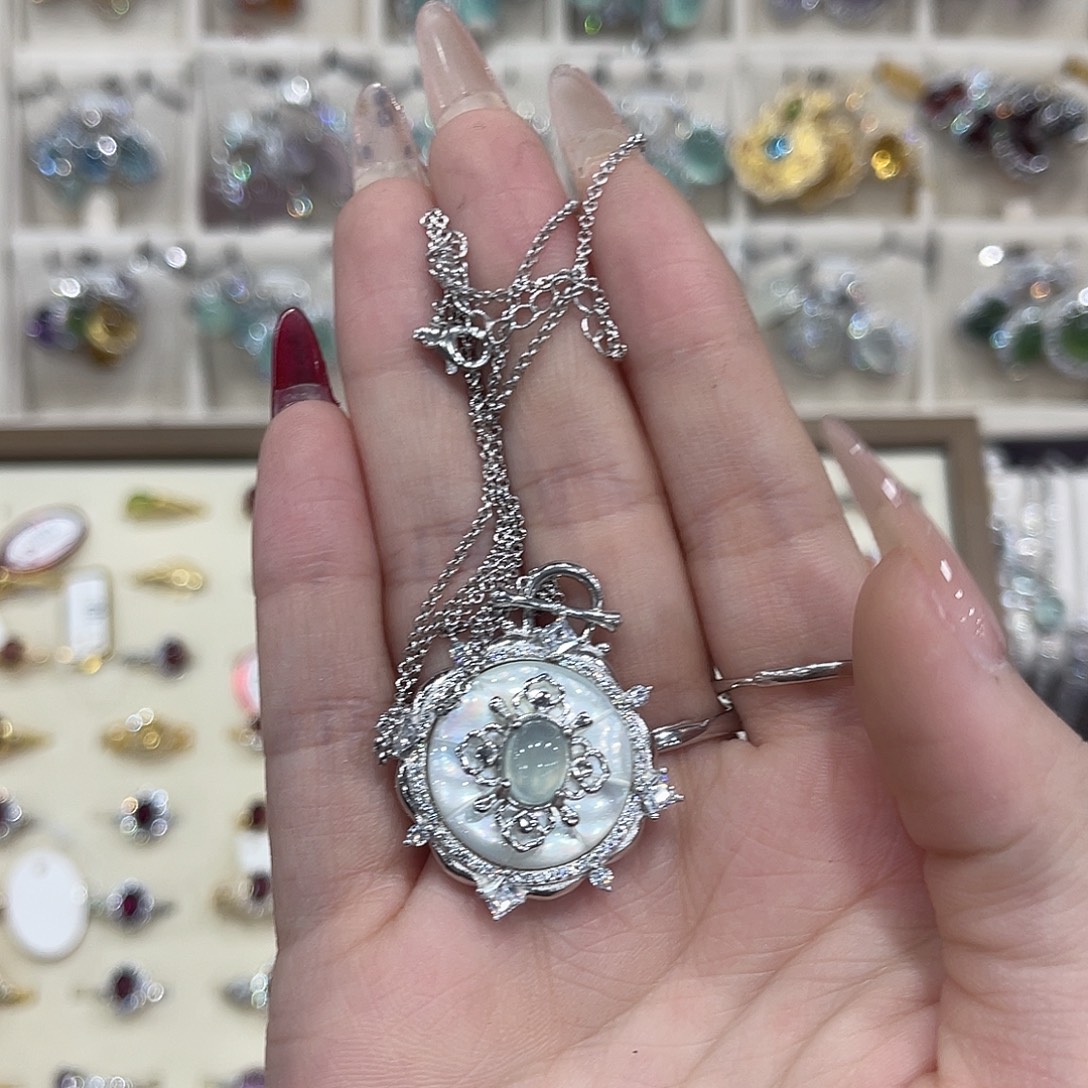 _***蕉蛇纹石玉银S925镶嵌颈饰