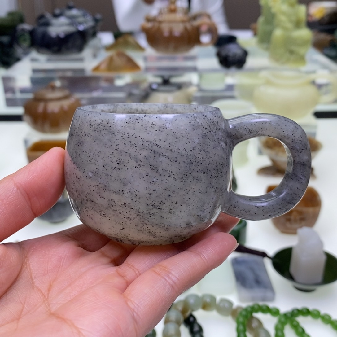 和田玉杯子足铂镶嵌萍****）