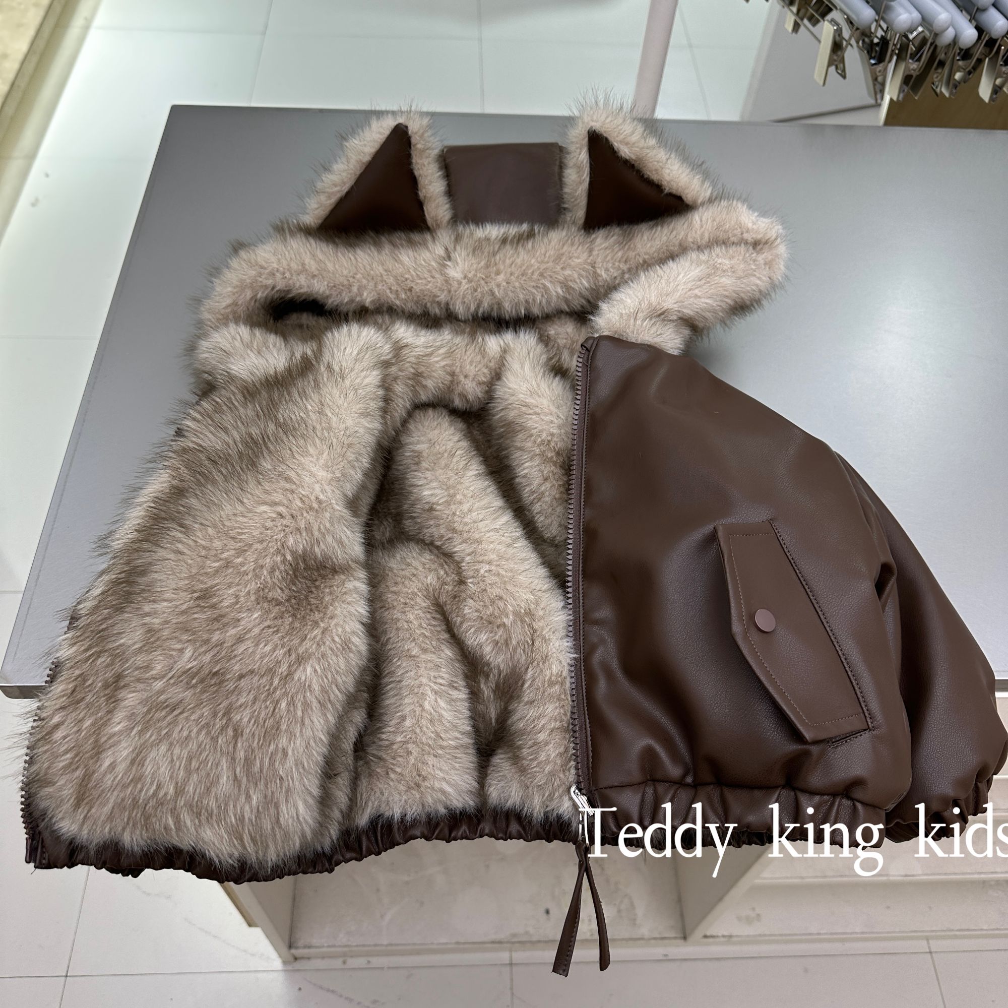 2025冬TXB25857童装中小童新款小耳朵皮衣连帽毛毛衣