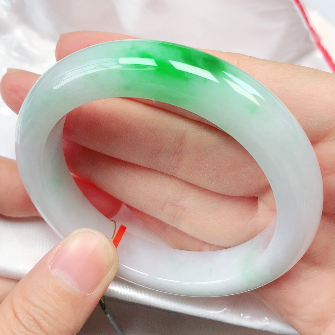 翡翠手镯未镶嵌抖音质检