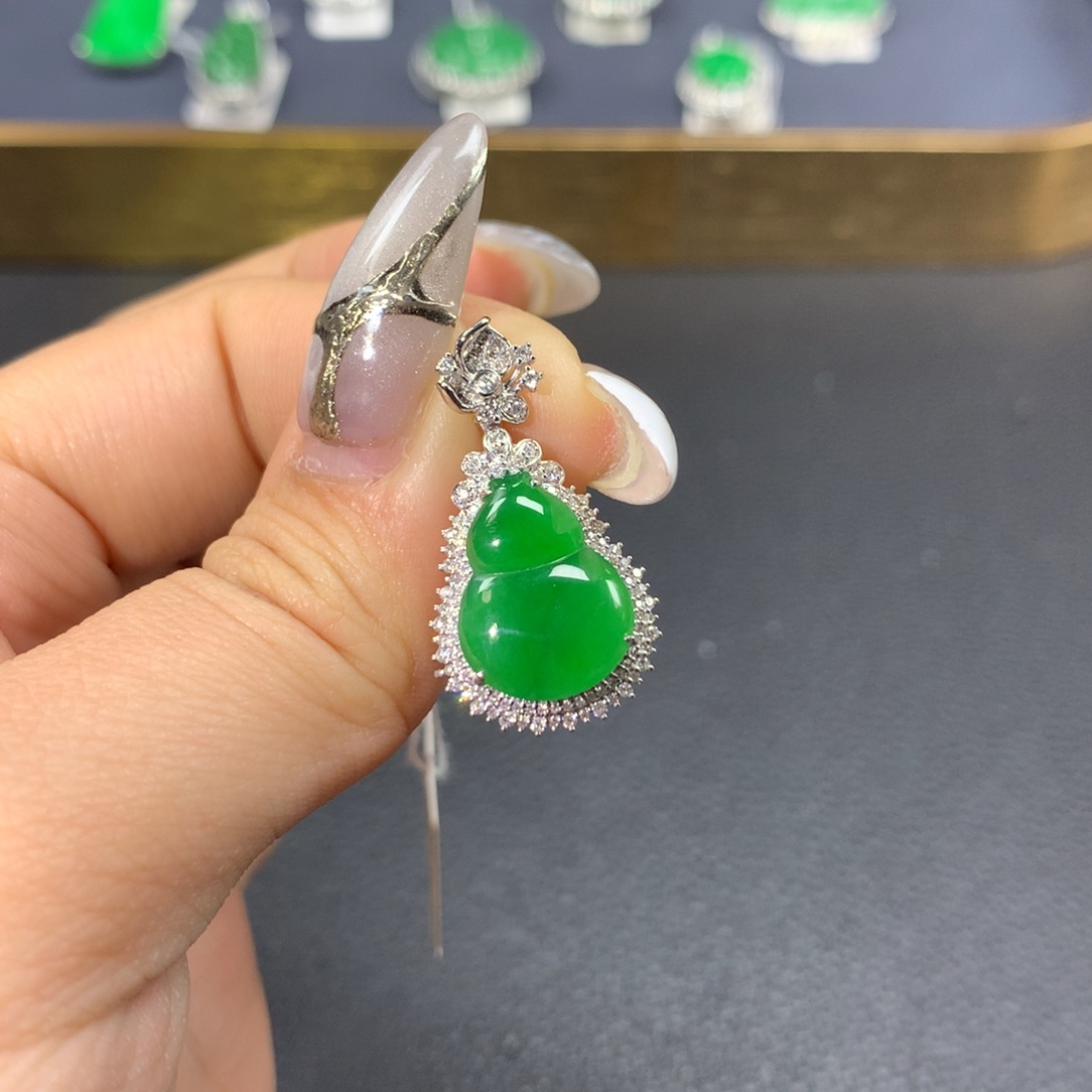 翡翠颈饰18K金镶嵌翡翠