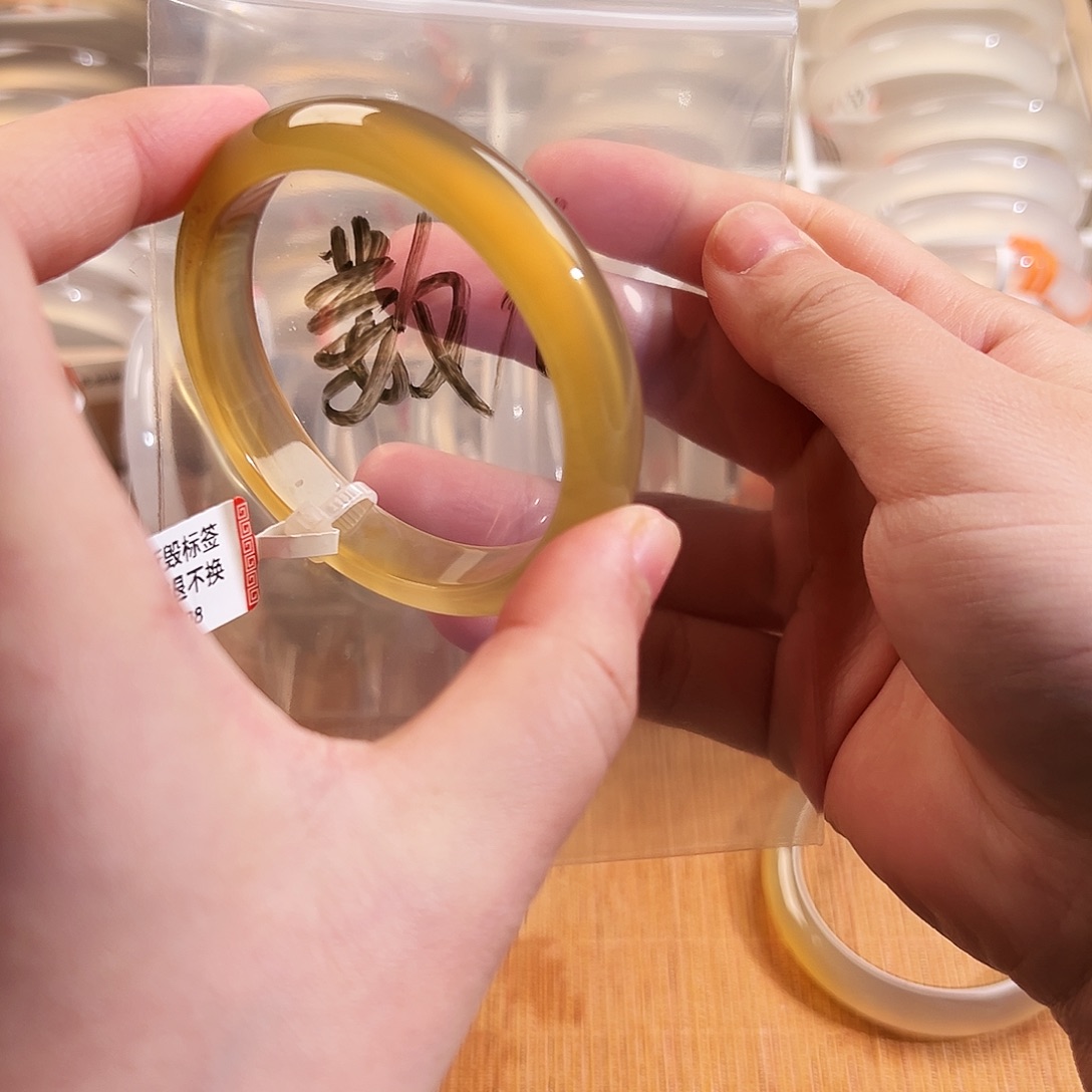 数***九玛瑙/玉髓未镶嵌手镯