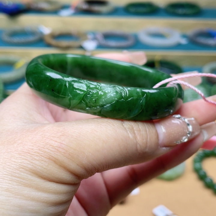 和田玉手镯60圈口。编号8未镶嵌