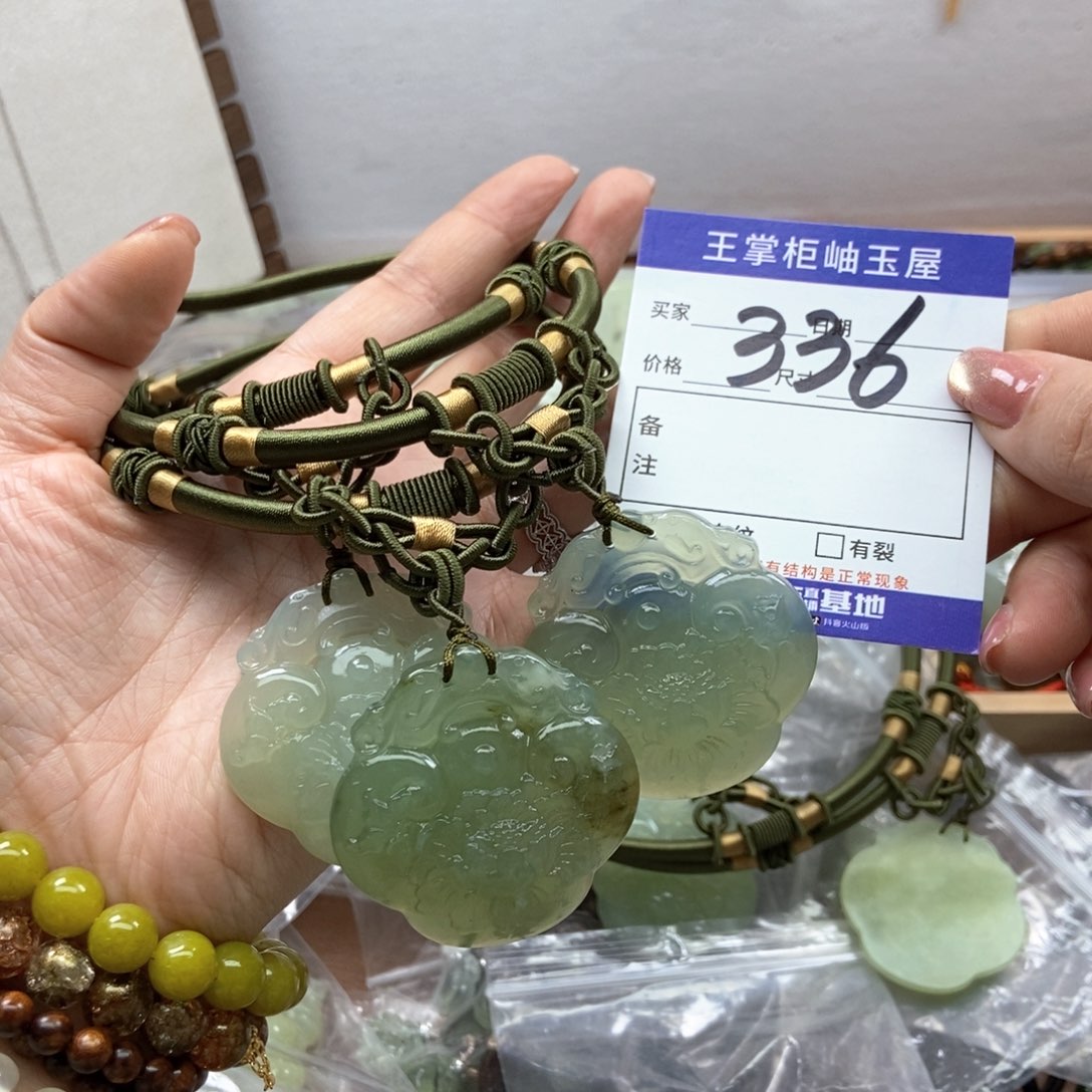 岫玉吊坠吊坠未镶嵌多样性，发一个