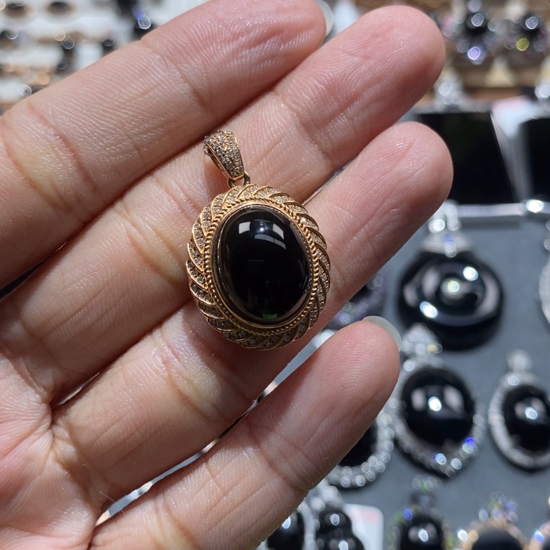 颈饰18K金镶嵌翡翠墨翠