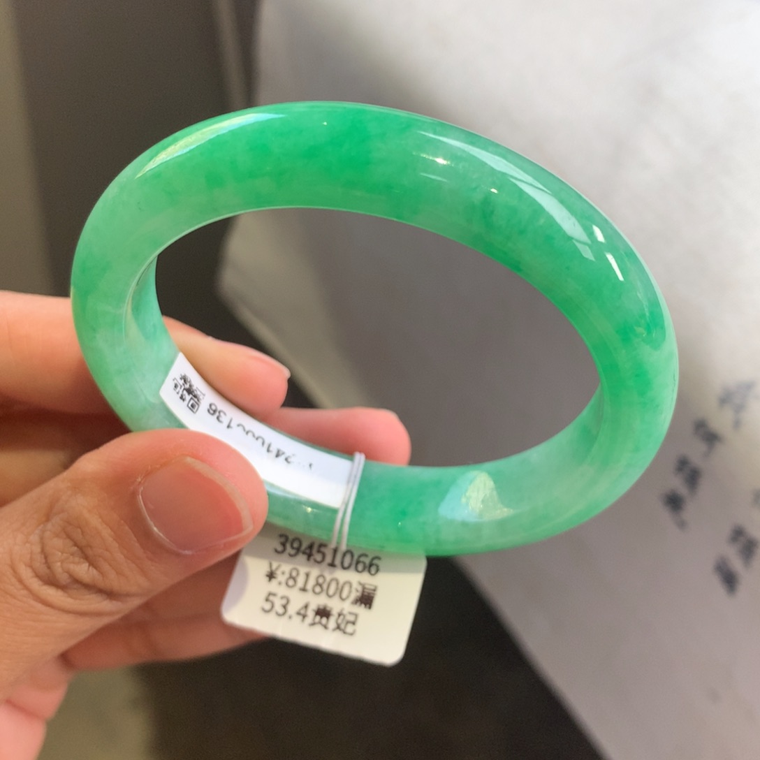 翡翠手镯未镶嵌满绿贵妃手镯