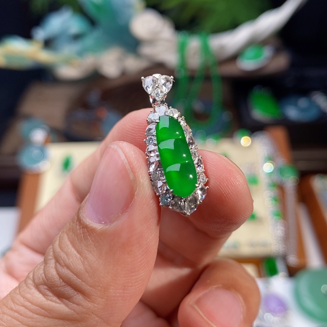 翡翠颈饰18K金镶嵌玻璃种绿福豆