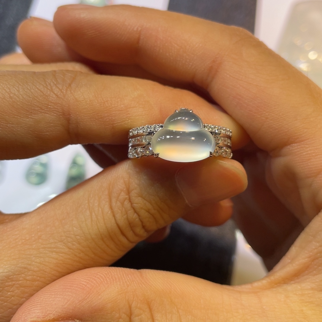 翡翠18K金镶嵌颈饰葫芦