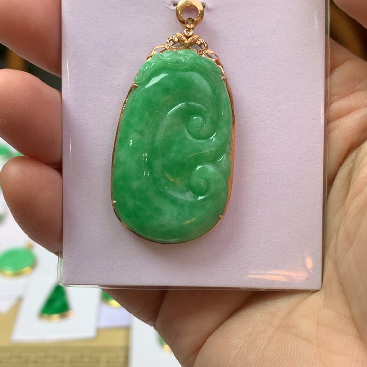 翡翠颈饰18K金镶嵌翡翠吊坠