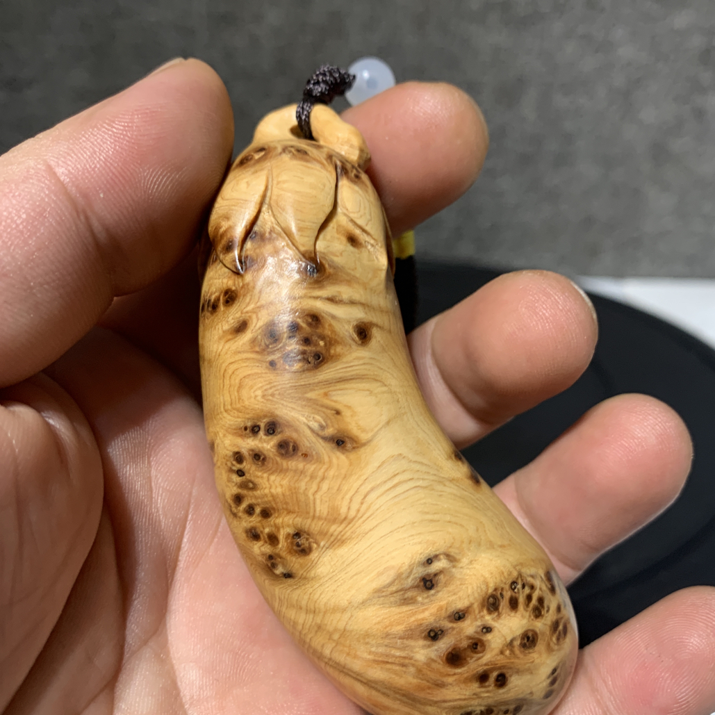 崖柏瘤疤料手工雕刻茄子手把件