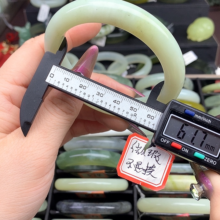 蛇纹石玉手镯未镶嵌570