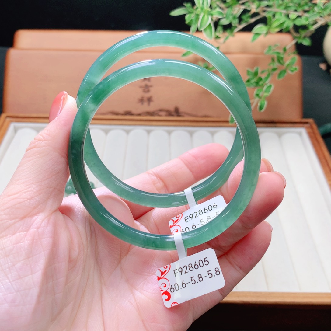 未镶嵌手镯（圆镯）翡翠