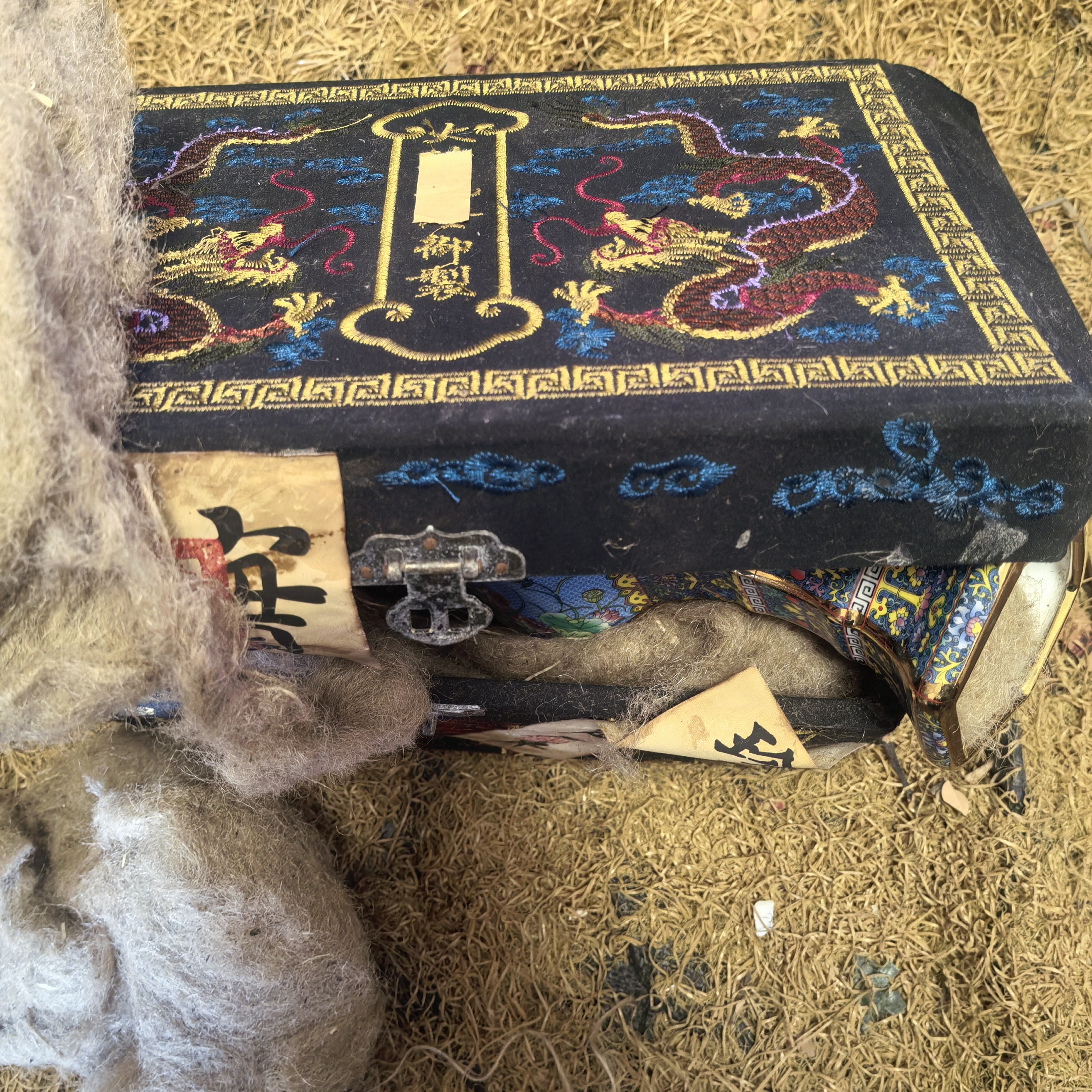 开封绣双龙残箱单瓶工艺品摆件