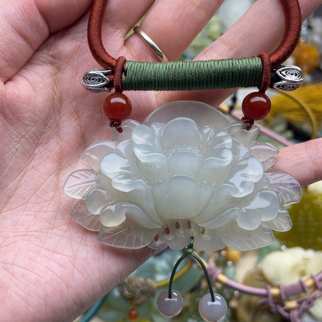 蛇纹石玉颈饰未镶嵌