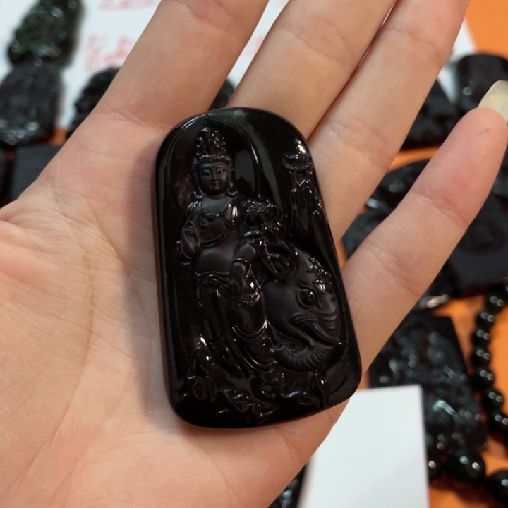 翡翠颈饰未镶嵌卿