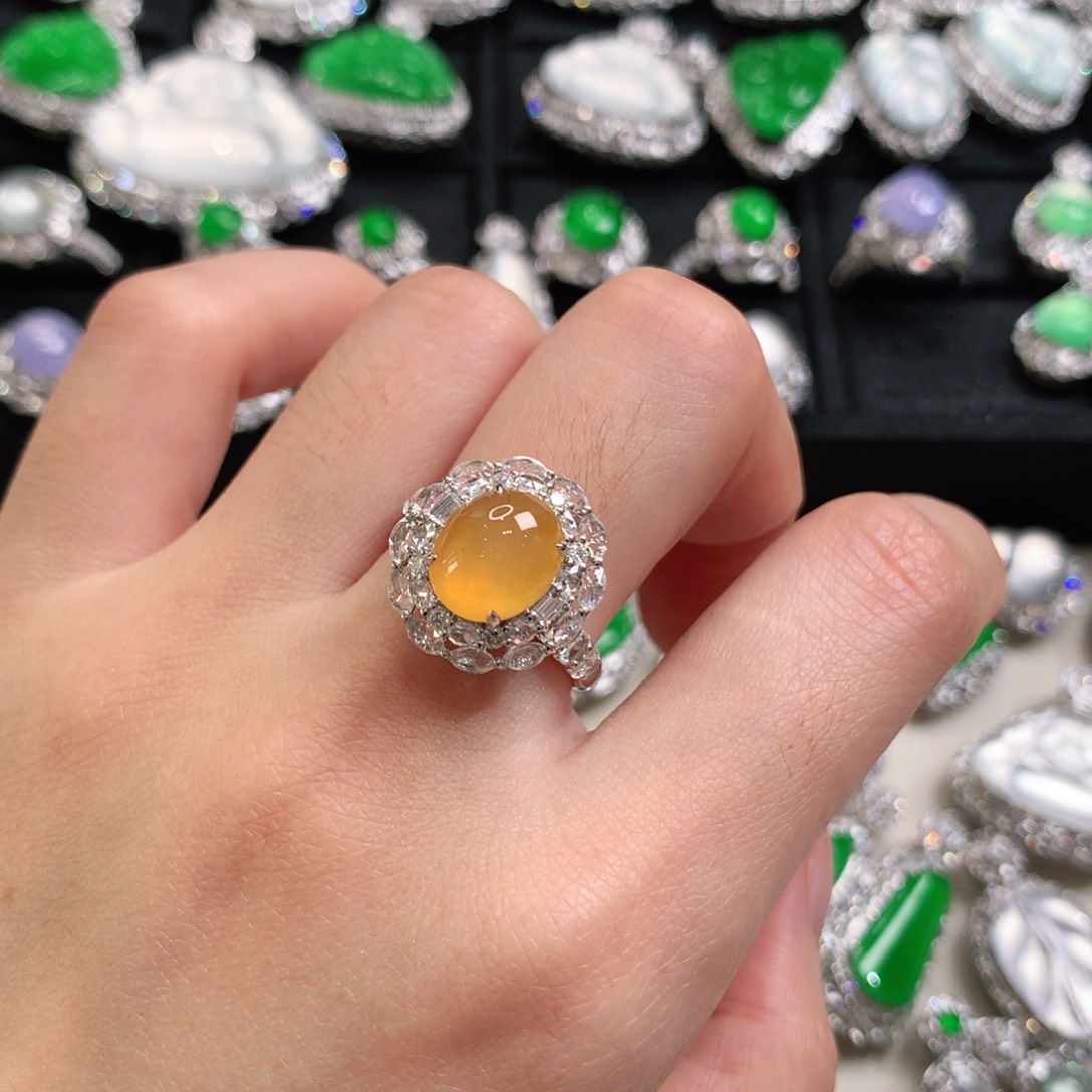 颈饰18K金镶嵌翡翠戒指