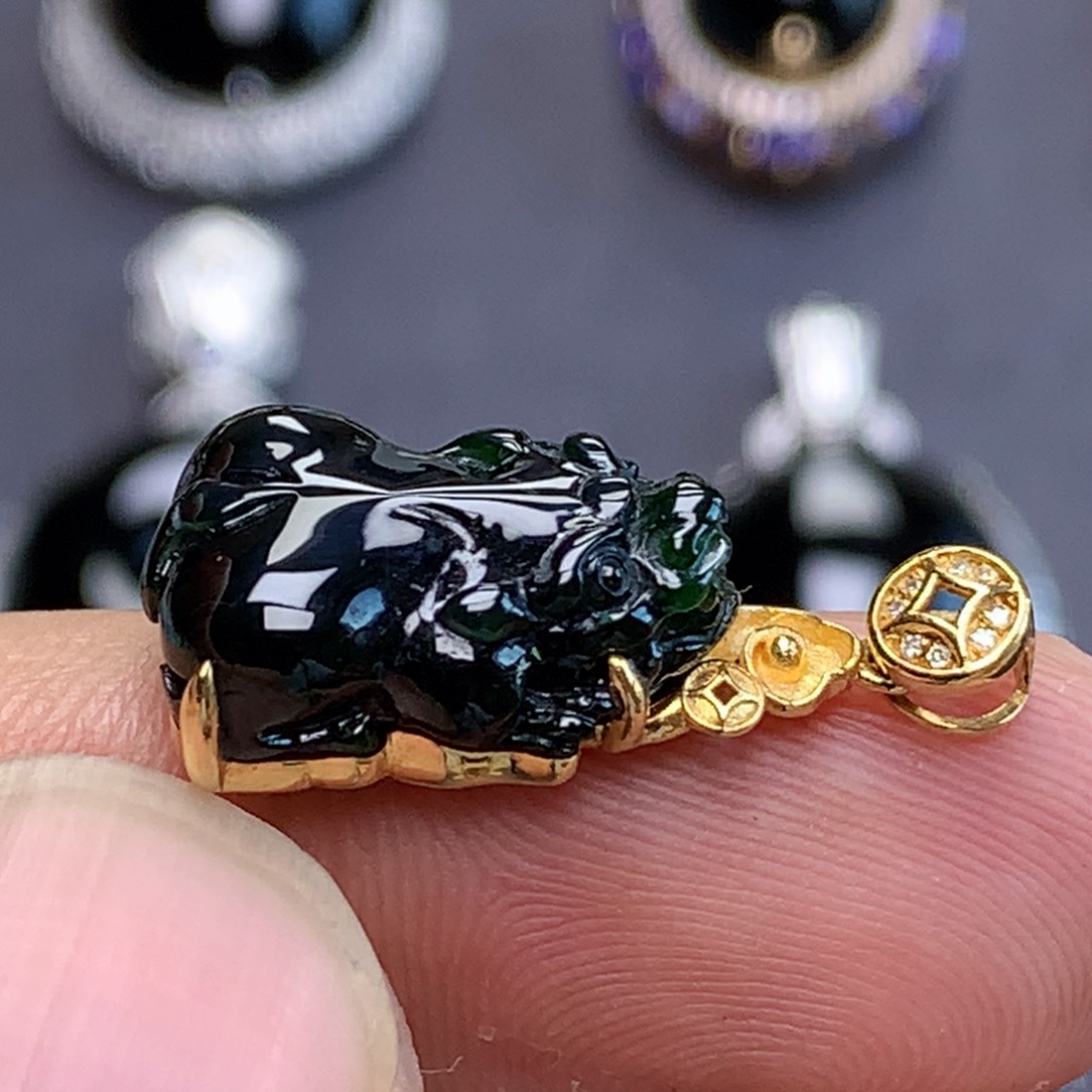 颈饰18K金镶嵌翡翠墨翠貔貅