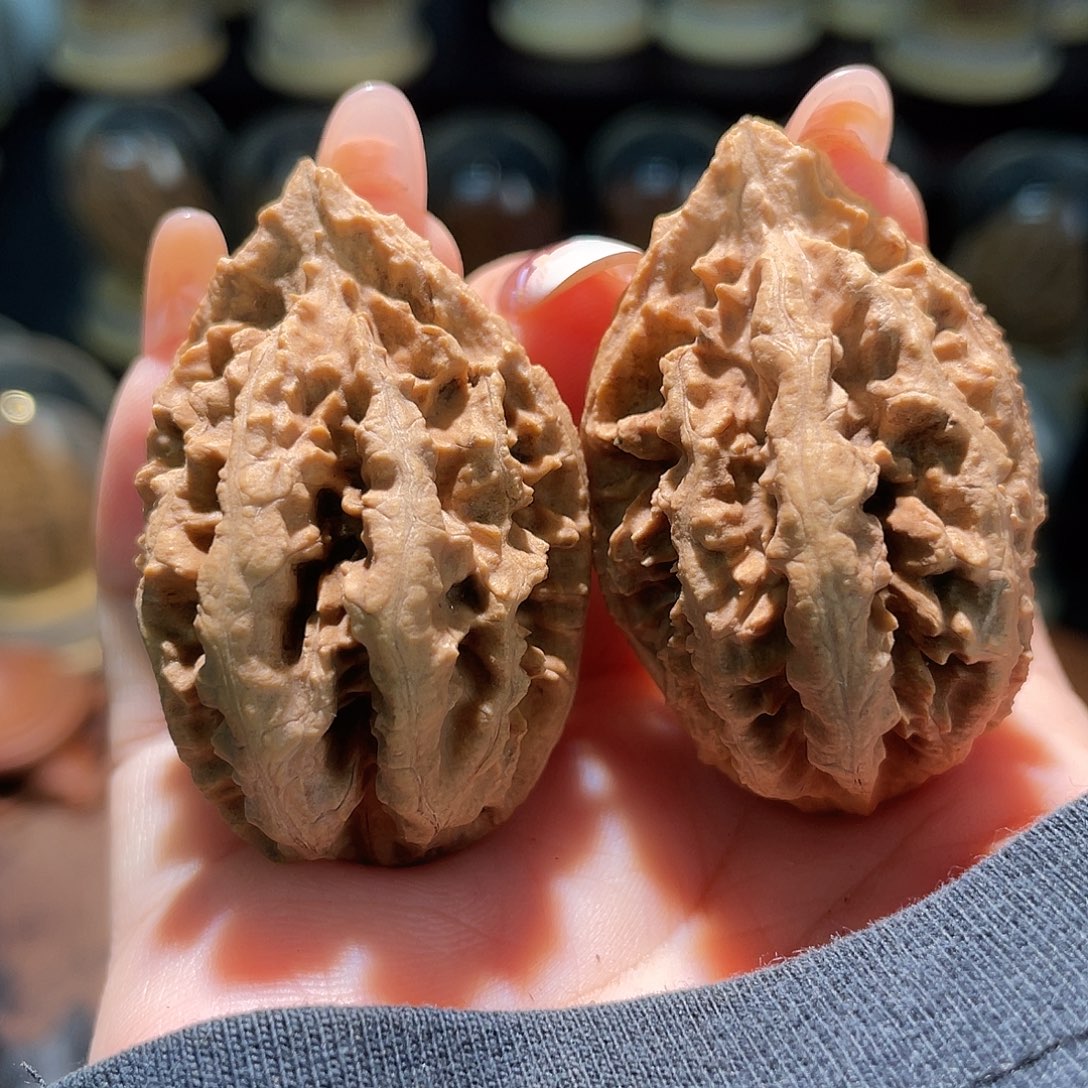 文玩核桃把件粗筋八棱蚂蚁纹10