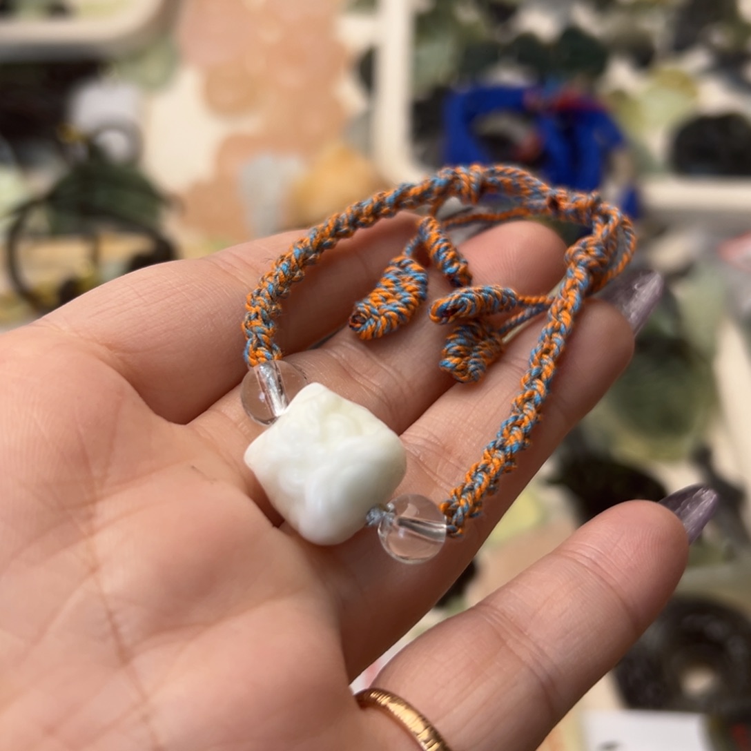 蛇纹石玉颈饰合金