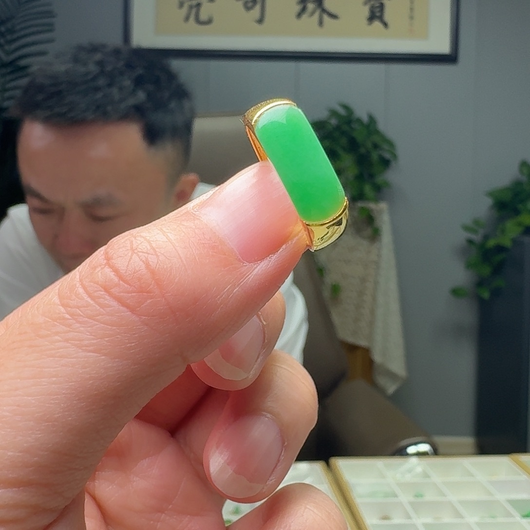 翡翠18K金镶嵌戒指天然