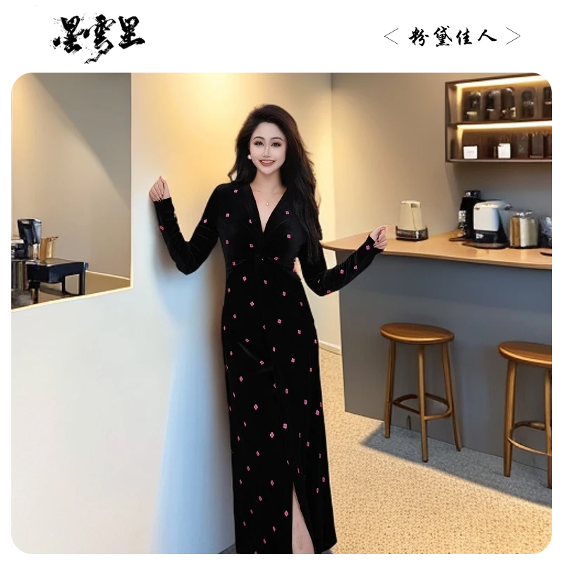 星云里微胖服饰｜粉黛佳人｜微胖粉花刺绣显瘦丝绒打底连衣裙