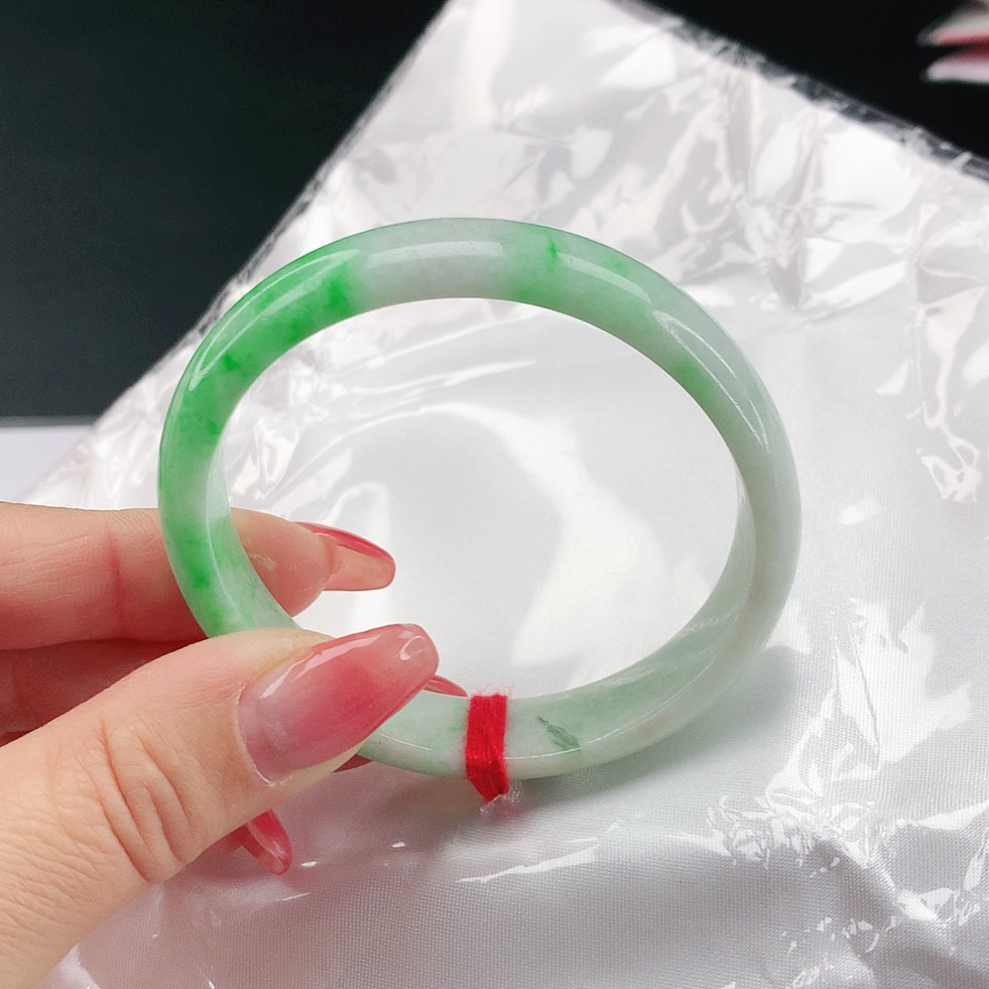 翡翠手镯未镶嵌翡翠082