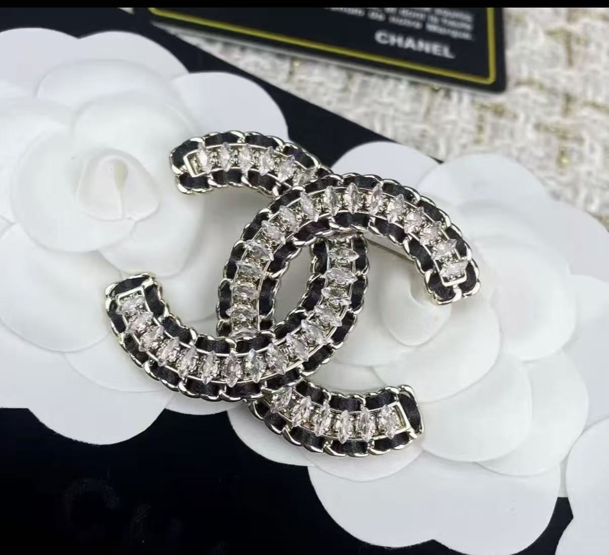 95新 Chanel/香奈儿 代卖服务！经典马眼钻双c胸针 18249143  nn