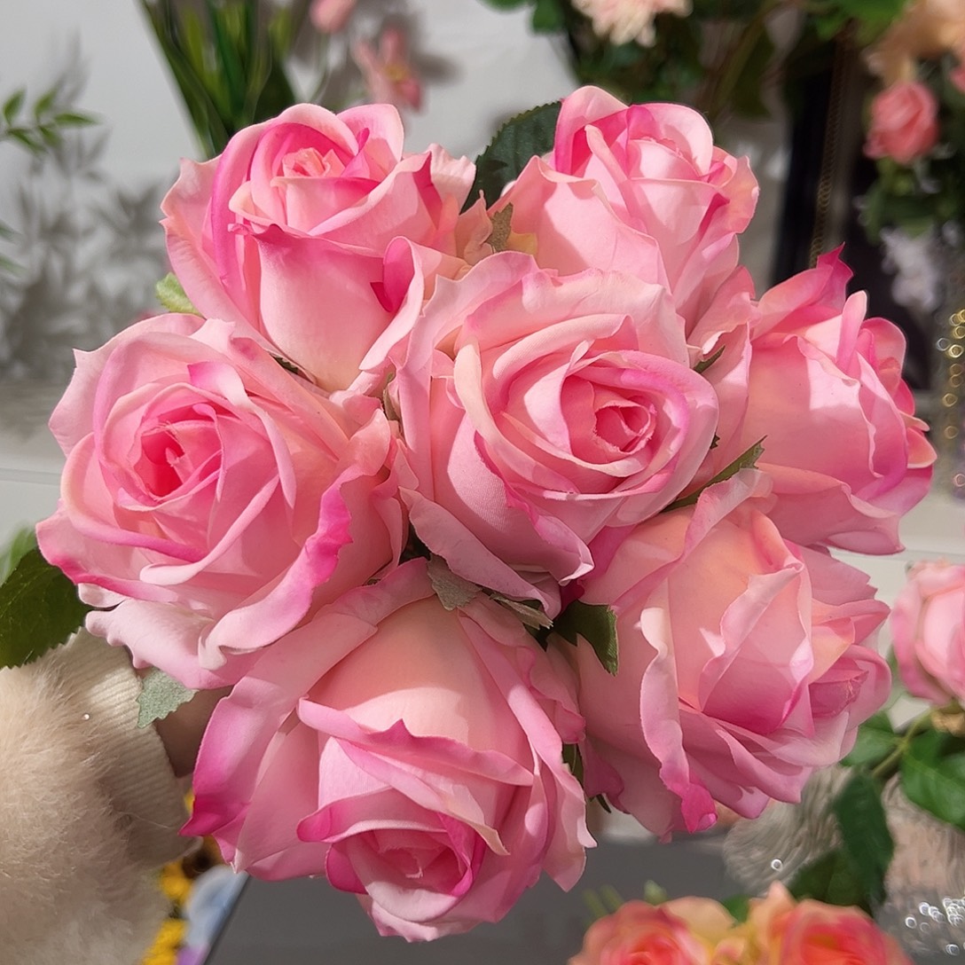 1束浅粉艾莎玫瑰花花。     