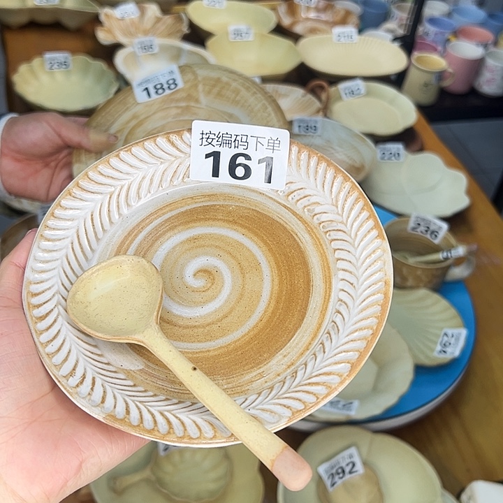 陶瓷161麦穗小盘一个。五个小勺子