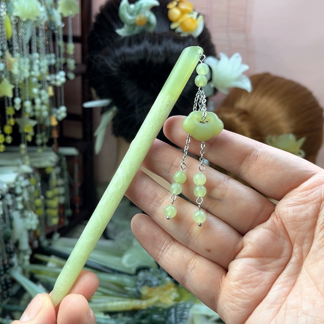 蛇纹石玉发饰未镶嵌哈**巴长度14.5厘米左右