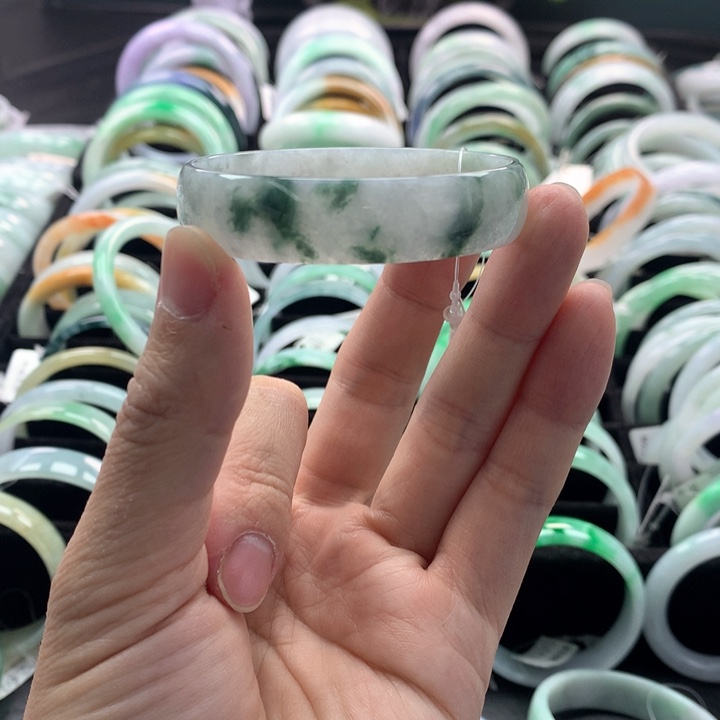 翡翠手镯未镶嵌翡翠