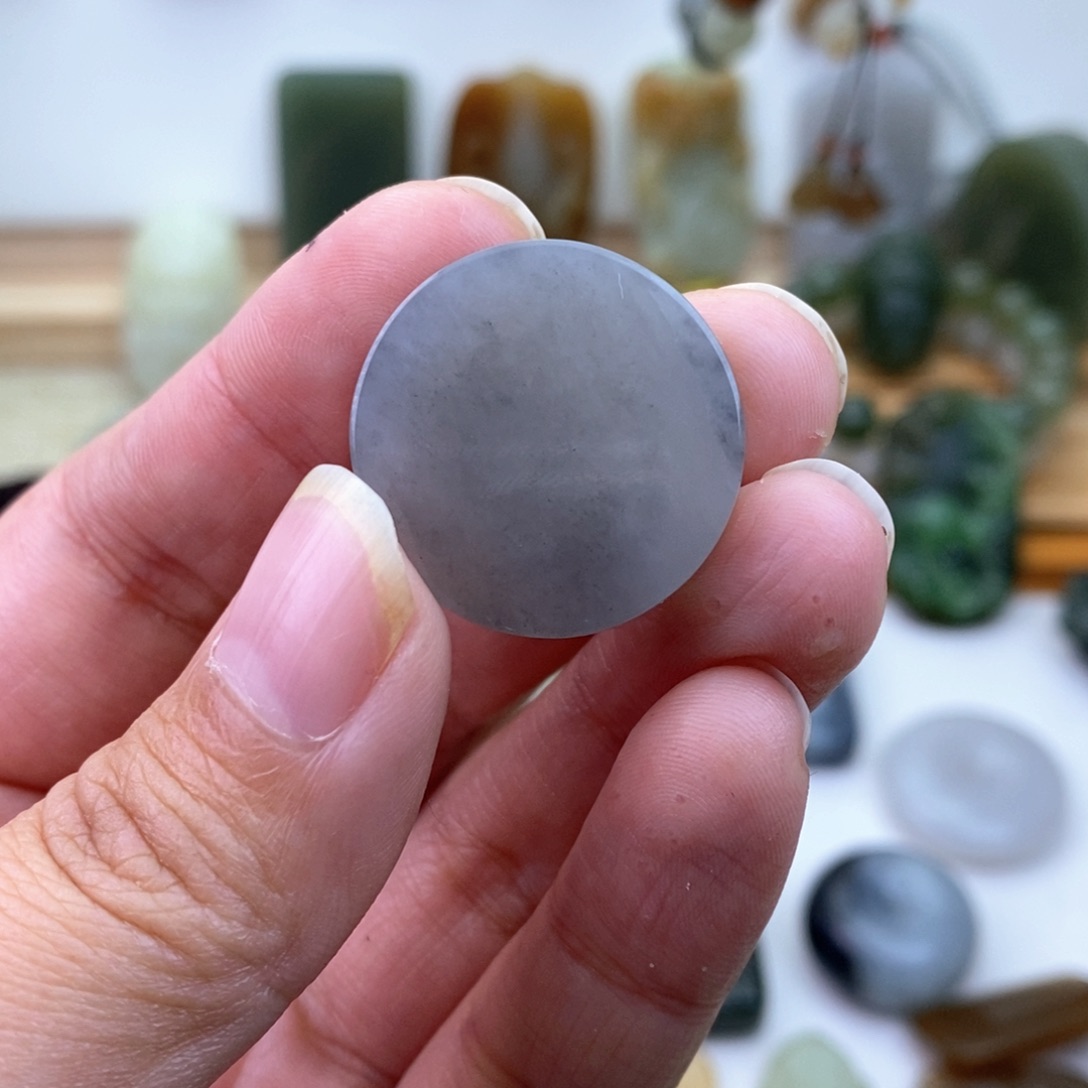 年***地和田玉未镶嵌颈饰瑕疵品有裂