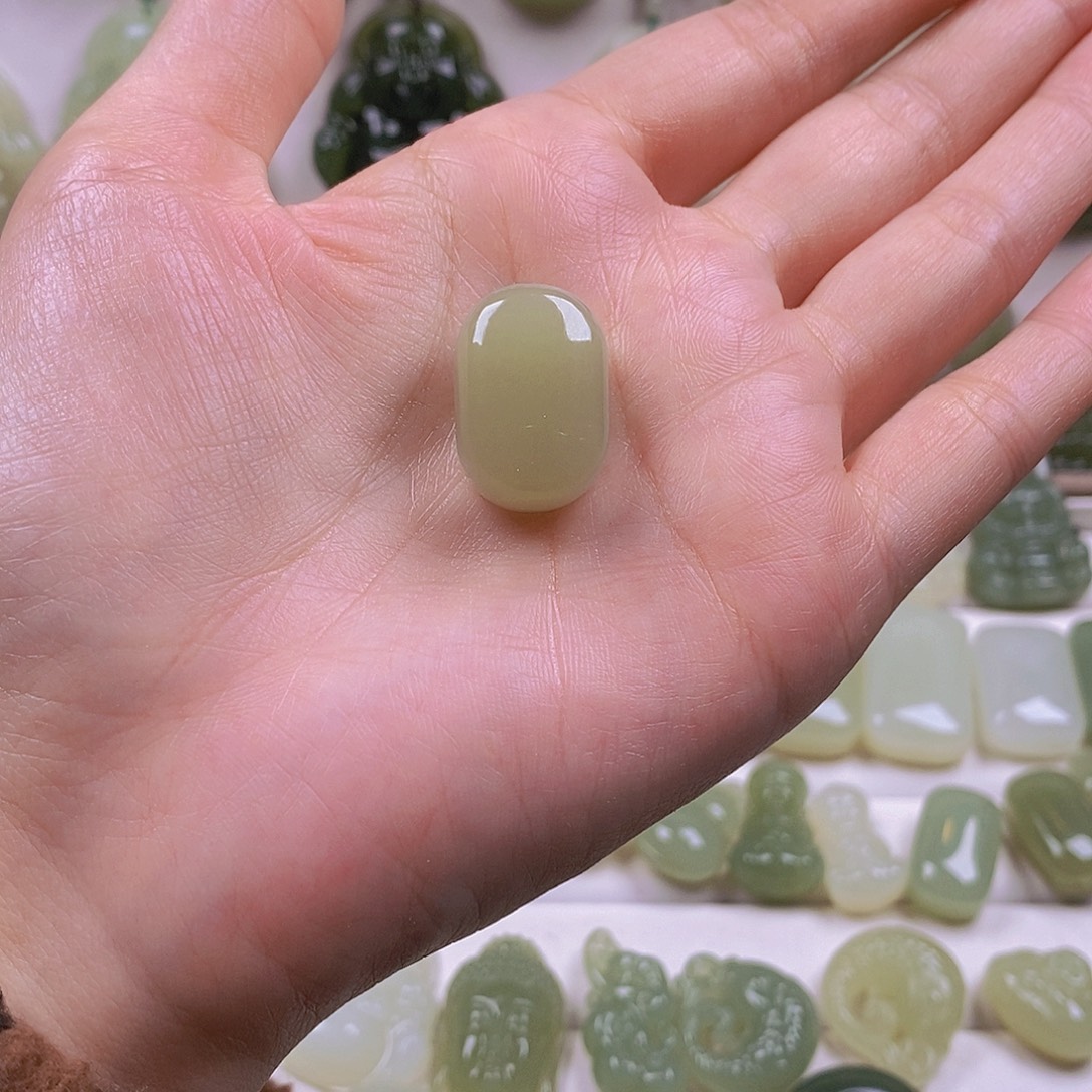 啵****和田玉未镶嵌颈饰