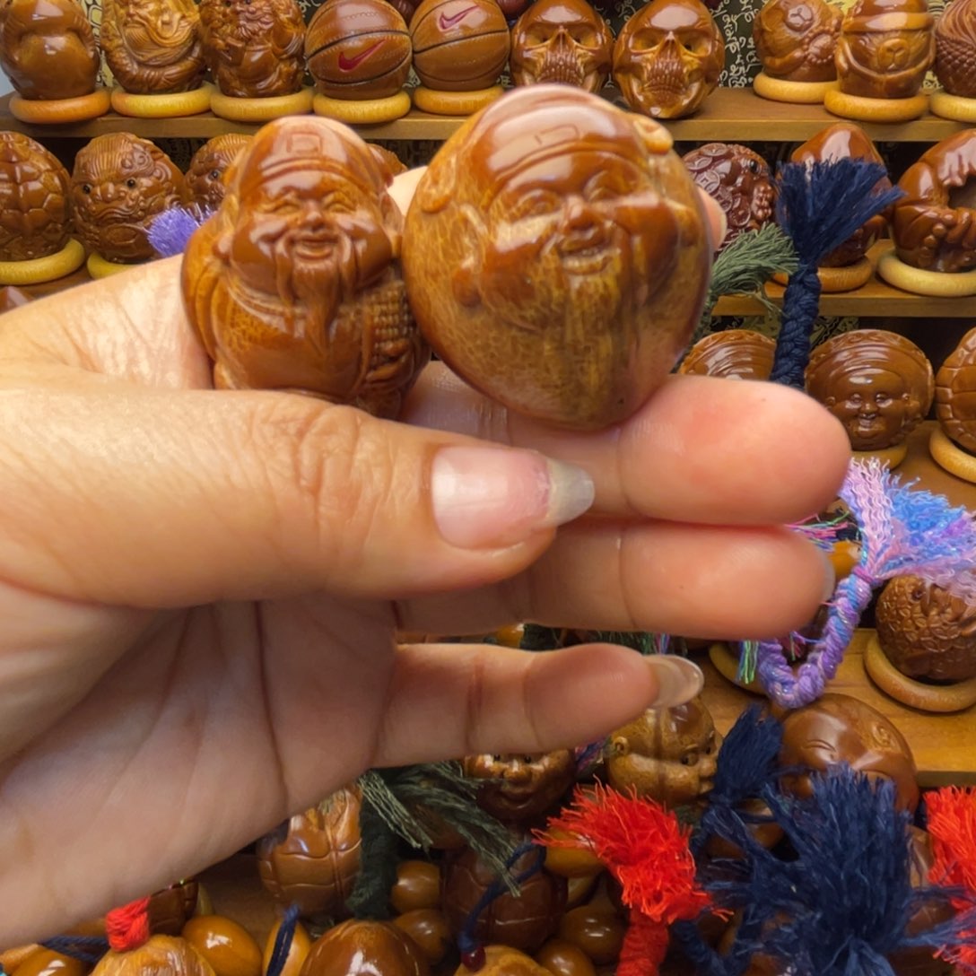 没***字橄榄核吊坠财神一个，弥勒一个