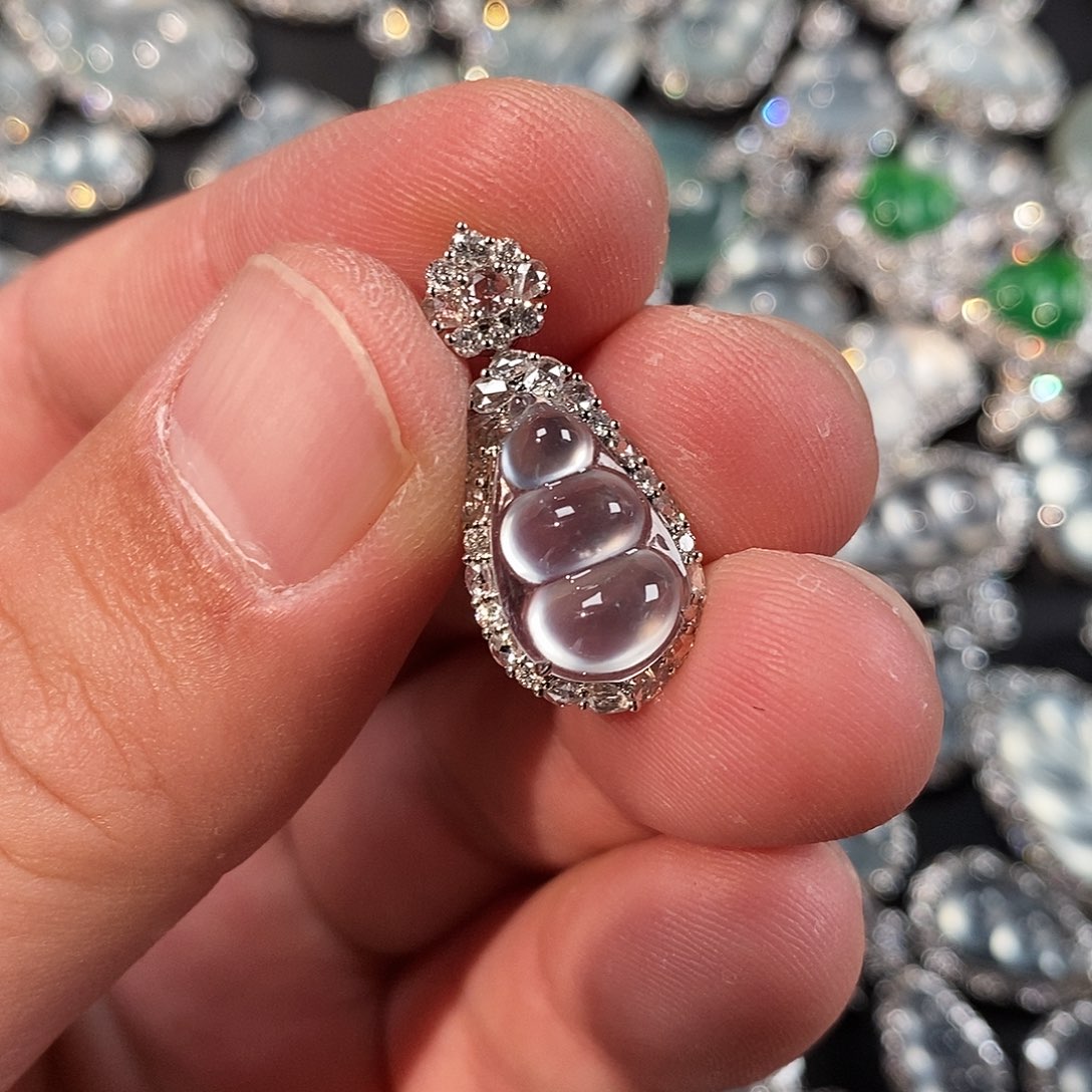 翡翠18K金镶嵌颈饰豆子