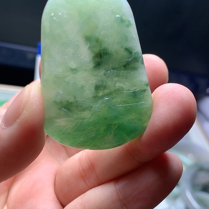 翡翠颈饰未镶嵌山水