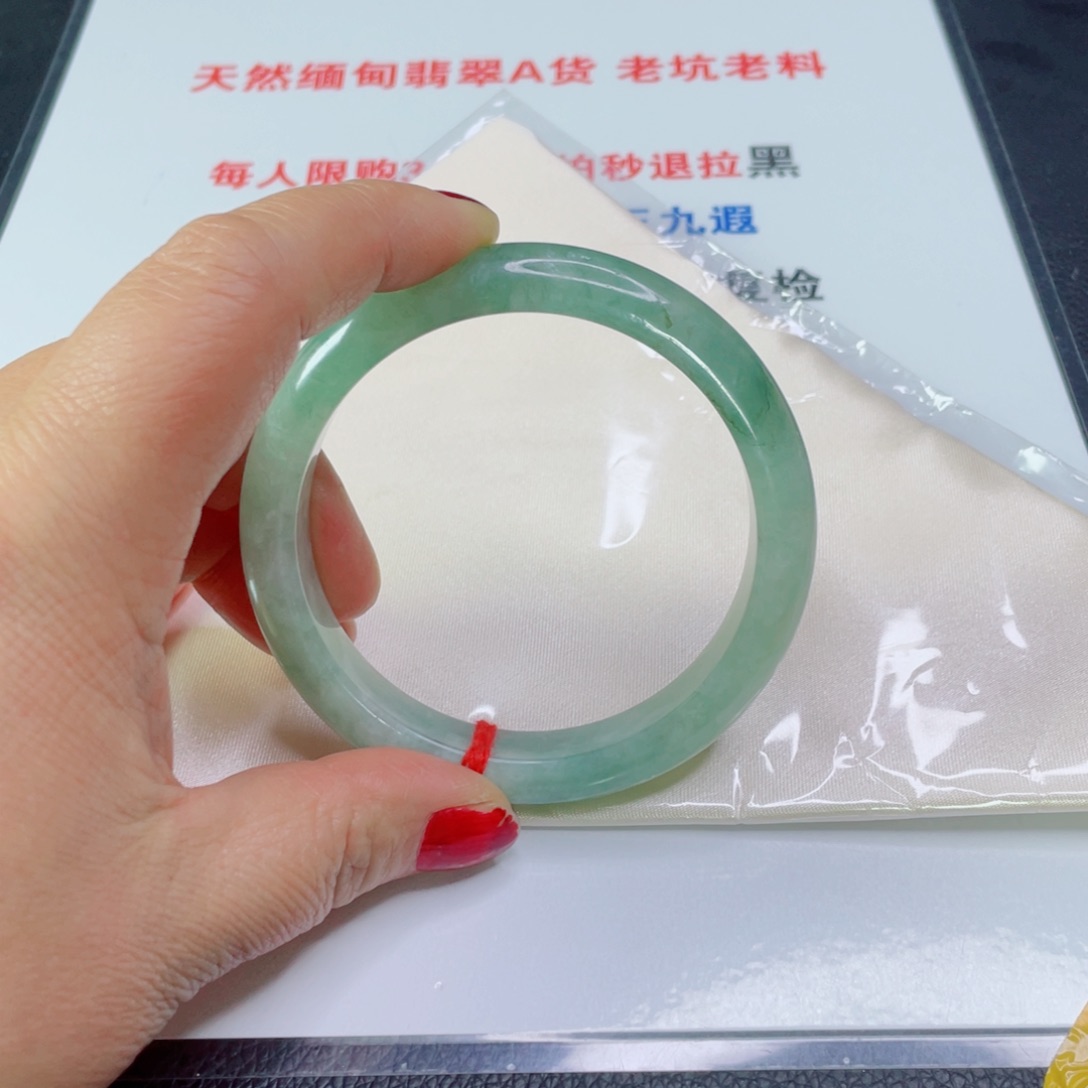 翡翠手镯未镶嵌小*鲤