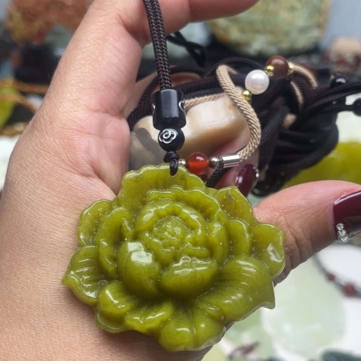 蛇纹石玉未镶嵌颈饰