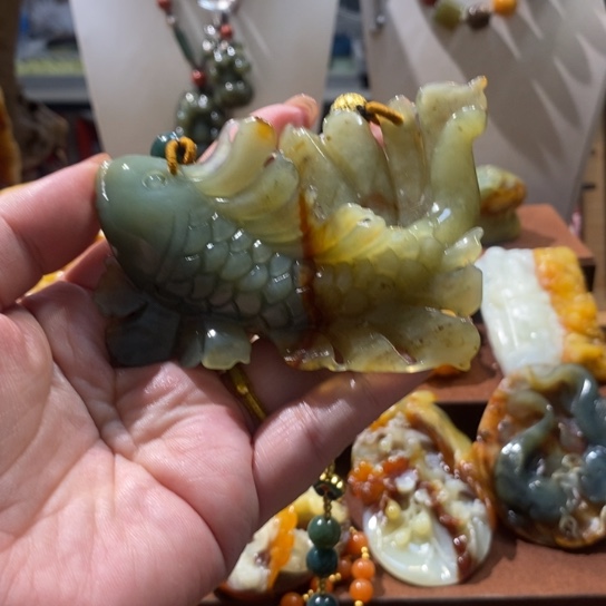 蛇纹石玉未镶嵌颈饰