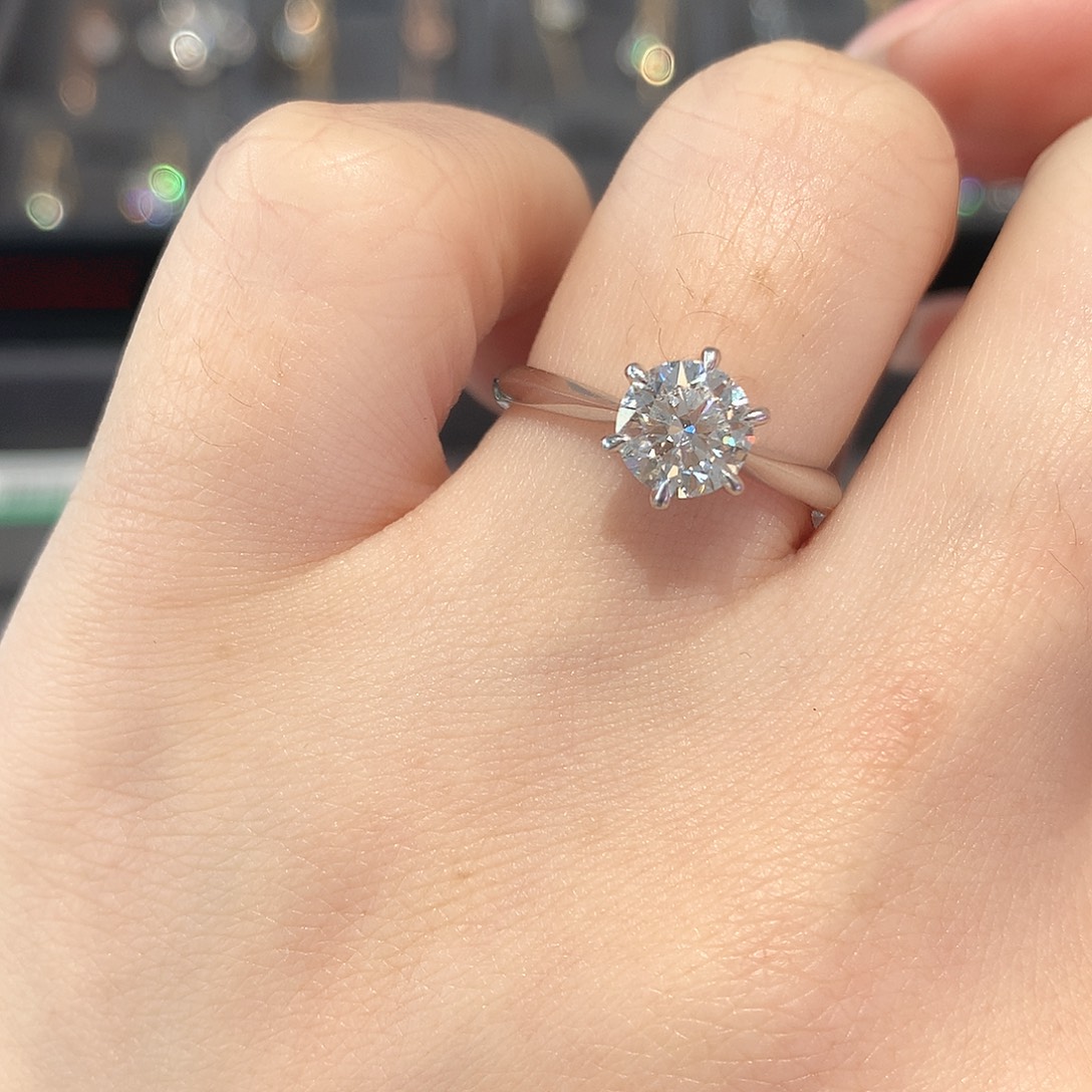 铂Pt950镶嵌实验室培育钻石1克拉经典六爪