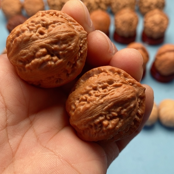 文玩核桃把件精品文玩手捻玉面麒麟元