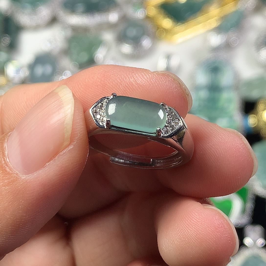 翡翠未镶嵌颈饰戒指